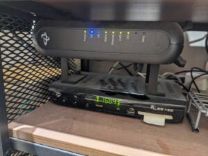 裝在電視櫃下方的無線路由器